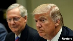 El entonces presidente Donald Trump, en primer plano, junto al senador Mitch McConnell, durante un encuentro en la Casa Blanca, el 1 de marzo de 2017.