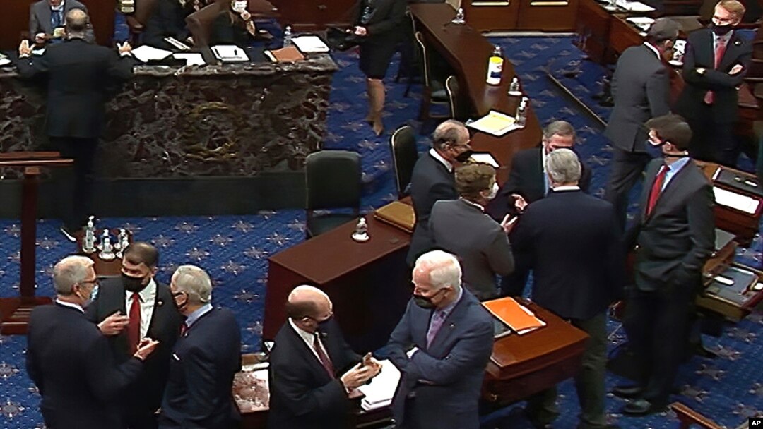 Arhiva - Republikanski senatori i osoblje Kongresa razgovaraju u sali za sednice u pauzi drugog suđnja za opoziv predsednika Donalda Trampa u Senatu, na Kapitolu, 13. februara 2021. (Senate Television via AP)