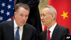 美國貿易代表萊特希澤和中國副總理劉鶴在北京談判期間準備合影。 (2019年2月15日)