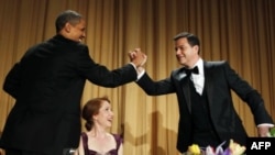 Predsednik Barak Obama i komičar Džimi Kimel na sinoćnjoj redovnoj godišnjoj večeri u čast dopisnika iz Bele kuće, Vašington, 28. april, 2012.