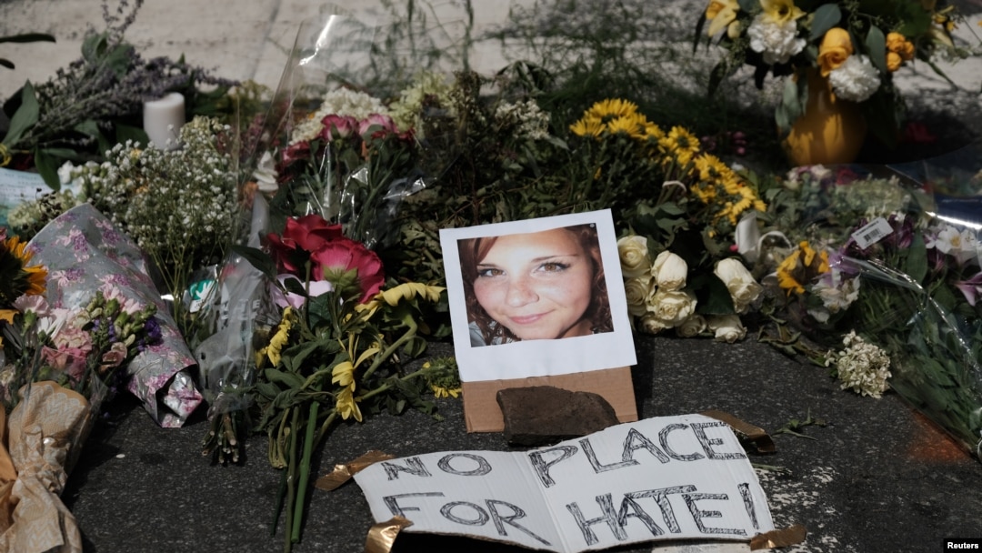 Furannin da hoto da aka ajiye a inda aka kashe Heather Heyer bayan da wani mai mota ya abka cikin jama'a. Ranar 13 ga watan Agusta, 2017.
