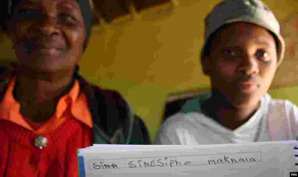 Sinesipho displays her name (VOA/ D. Taylor)