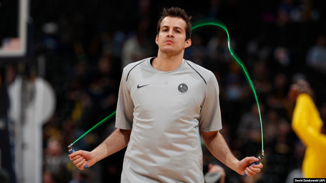 Nemanja Bjelica se zagreva u poluvremenu utakmice u Denveru, 5. aprila 2018. godine (Foto: AP/David Zalubowski)