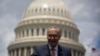 El líder de la minoría demócrata en el Senado, Chuck Shumer, conversa con los medios frente al Capitolio, el 20 de junio de 2019.