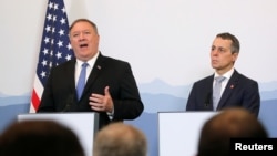  Mike Pompeo à esquerda falando na Suíça