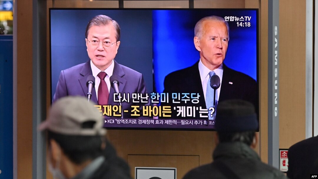 한국 서울역에 설치된 TV에서 미-한 관계에 관한 뉴스가 나오고 있다.