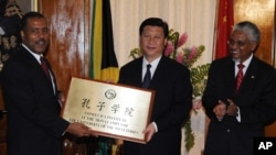 2009年2月12日，時任中國國家副主席的習近平在牙買加金斯頓出席西印度大學莫尼分校的孔子學院授牌儀式（美聯社）
