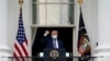 El presidente Donald Trump llega al balcón del Salón Azul de la Casa Blanca para hablar a una multitud de partidarios, el sábado 10 de octubre de 2020.