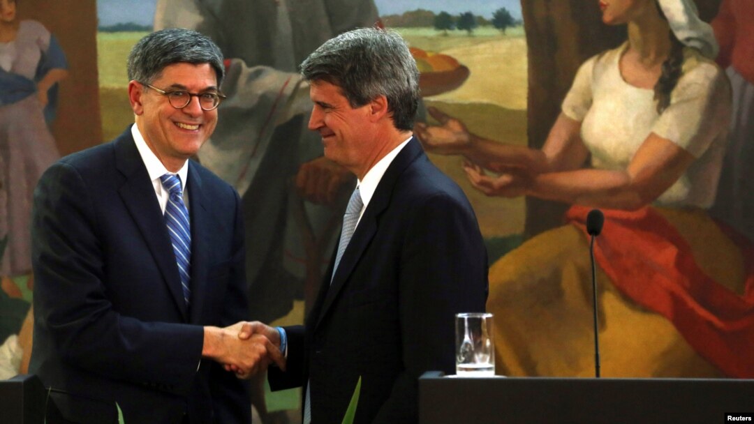 Argentine Finance Minister Alfonso Prat-Gay and U.S. Treasury Secretary Jack Lew shake hands after giving a joint statement in Buenos Aires, Argentina, Sept. 26, 2016. 