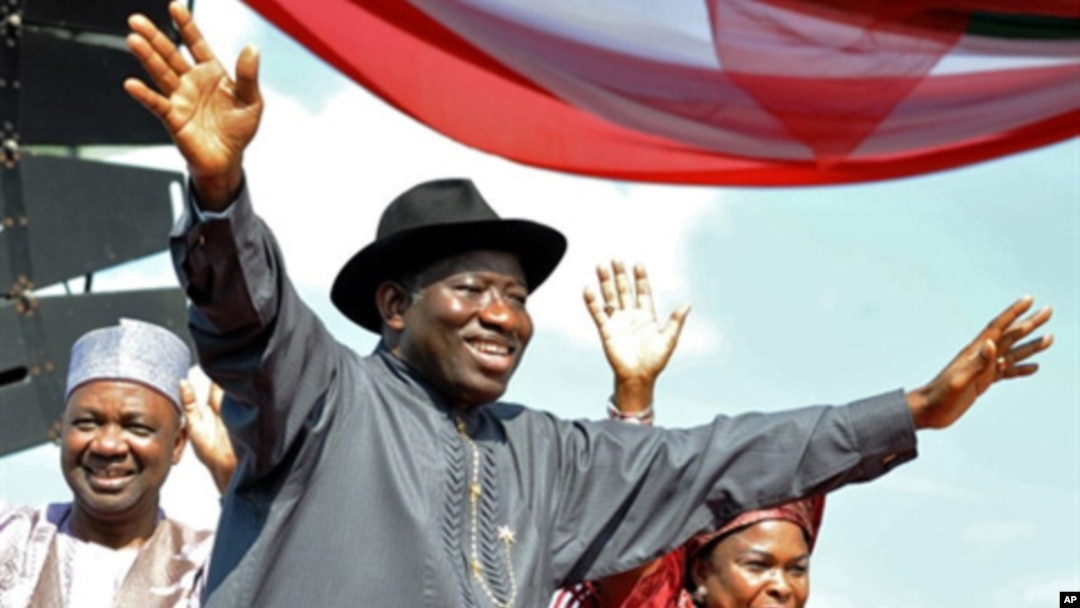Nigerian President Goodluck Jonathan (C), accompanied by his wife Patience (R), Vice President Namadi Sambo, waves to the crowd before their campaign declaration in Abuja on September 18, 2010.