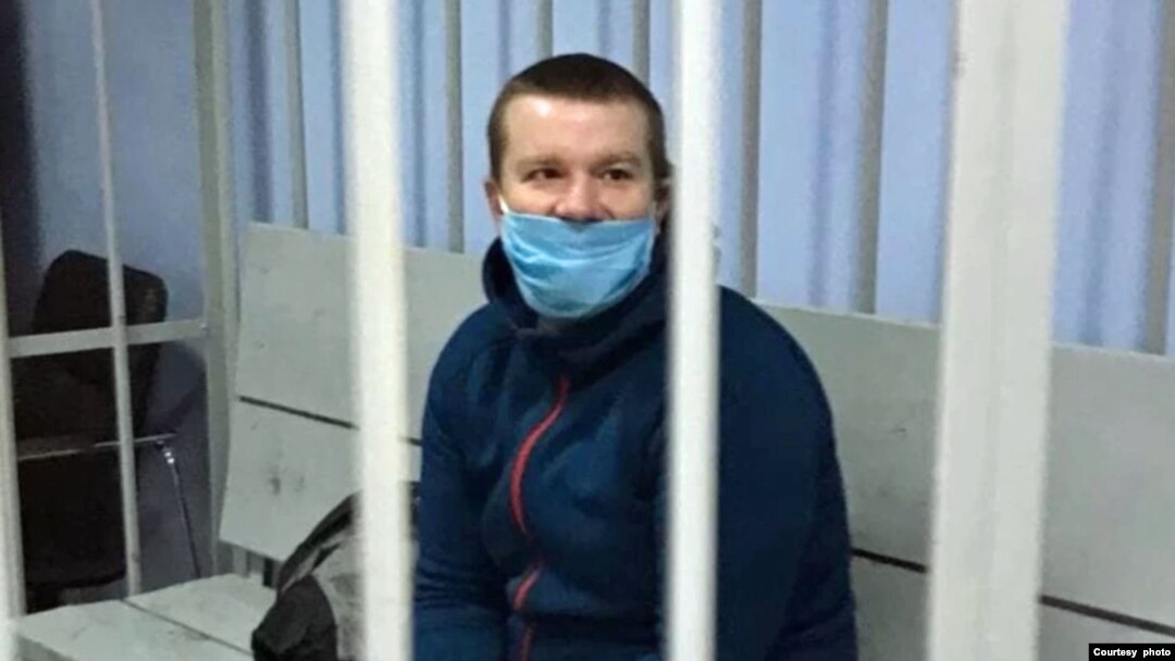 Belarusian blogger Vadzim Ermashuk is seen in a defendant's cage during court proceedings against him in this Svaboda.org reader-submitted courtesy photo. 