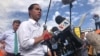 Julián Castro, candidato a la nominación presidencial demócrata habla frente a centro de detención de inmigrantes menores en Homestead, Florida, el viernes, 28 de junio de 2019.