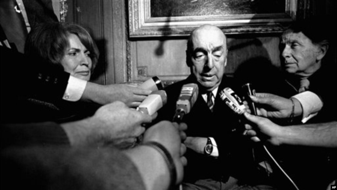 Pablo Neruda 1971 yılında ülkesinin Paris büyükelçisi iken Nobel Edebiyat Ödülü'nü aldıktan sonra gazetecilere açıklama yapıyor