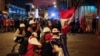 Los manifestantes sostienen escudos improvisados durante una protesta contra el gobierno, luego de la destitución del expresidente peruano Pedro Castillo, en Lima, Perú, el 4 de febrero de 2023.