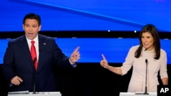 前美國駐聯合國大使妮基·黑利(Nikki Haley，右)與佛羅里達州州長羅恩·德桑蒂斯(Ron DeSantis)2024年1月10日在一場辯論中針鋒相對。（美聯社）