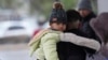 Migrantes que buscan asilo en Estados Unidos suben a un taxi después de que los oficiales de inmigración los rechazaran de sus reuniones programadas poco después de que el presidente Donald Trump cancelara la aplicación CBP One, el lunes 20 de enero de 2025, en Matamoros, México.