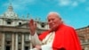 ARCHIVO: EL papa Juan Pablo II saluda a los fieles en la Plaza de San Pedro del Vaticano el 23 de abril de 1997.