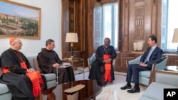 Kadinali Peter Turkson, wa pili kulia alipokutana na Rais Bashar Al Assad mjini Damascus, Syria, July 22, 2019.