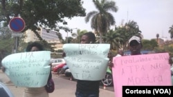 Jovens manifestam-se contra a linha editorial da TPA (foto de arquivo). 