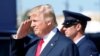 FOTO DE ARCHIVO: El presidente de Estados Unidos, Donald Trump, devuelve un saludo mientras desciende del Air Force One para recorrer las instalaciones de Boeing en Carolina del Sur en North Charleston, Carolina del Sur, Estados Unidos, el 17 de febrero de 2017. REUTERS