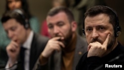 El presidente ucraniano, Volodymyr Zelenskyy, escucha durante una reunión con miembros de los medios de comunicación en las afueras de Londres, Gran Bretaña, el 2 de marzo de 2025.