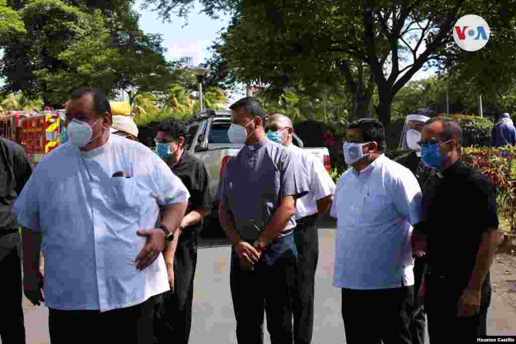 Varios sacerdotes se presentaron en la Catedral de Managua para ver los daños ocasionados por el incendio este viernes. [Houston Castillo/VOA]
