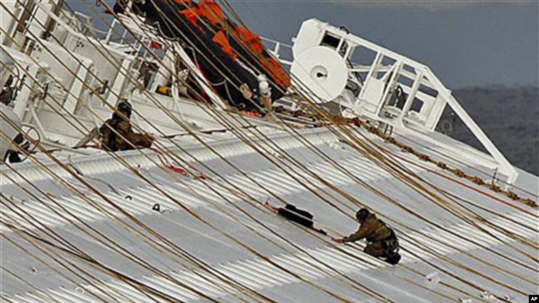 Italian naval divers work on the capsized cruise ship Costa Concordia off the tiny Tuscan island of Giglio, Italy, January 17, 2012.