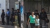 La policía hace guardia afuera de una iglesia el domingo 19 de mayo de 2019. AP