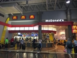 FILE - Customers buy fast food at a McDonald's restaurant in Washington, DC. (Photo: Diaa Bekheet)