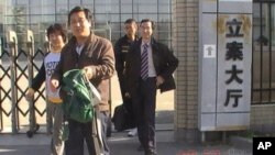 趙連海律師李方平 (繫領帶) 等人走出大興法院