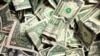 Billetes de un dólar que han sido depositados en un frasco de propinas en un lavado de autos en el distrito de Brooklyn de Nueva York, el 21 de enero de 2020.