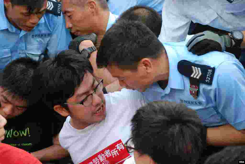 面對警方清場,參與預演佔中的靜坐人士沒有激烈反抗