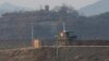 한국 경기도 파주 비무장지대(DMZ)에서 남북 초소가 마주보고 있다. 