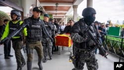 ARCHIVO - La policía escolta el ataúd que transporta los restos del candidato presidencial asesinado Fernando Villavicencio en el cementerio Camposanto Monteolivo, en Quito, Ecuador, el 11 de agosto de 2023.