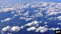 Chiến đấu cơ F-15K của Hàn Quốc và máy bay chiến đấu tàng hình F-35B của Mỹ bay ngang không phận Hàn quốc trong một cuộc tập trận để trả dữa vụ phóng tên lựa mới nhất của Bình Nhưỡng, ngày 31/8/ 2017. Ảnh do Bộ Quốc Phòng Hàn quốc cung cấp. (AFP/ Bộ Quốc Phòng Hàn quốc)