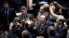 Senado brasileiro afasta Dilma Rousseff por até seis meses