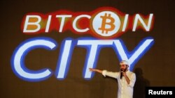 El presidente de El Salvador, Nayib Bukele, habla en la fiesta de clausura de la “Semana Bitcoin” donde anunció el plan para construir la primera “Ciudad Bitcoin” del mundo, en Teotepeque, El Salvador el 20 de noviembre de 2021.