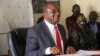 UMnu. Douglas Mwonzora, okhokhela ibandla leMDC-T, ukhuluma lentathelizindaba eHarare, May 4, 2021 (VOA/Columbus Mavhunga)