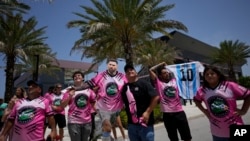 Un grupo de aficionados espera frente al estadio DRV Pink, casa del Inter Miami, para ver a Lionel Messi, el martes 11 de julio de 2023, en Fort Lauderdale, Florida.
