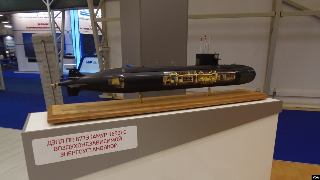2015年在莫斯科郊外武器展上展出的“阿穆爾-1650”型潛艇模型。（美國之音白樺） 