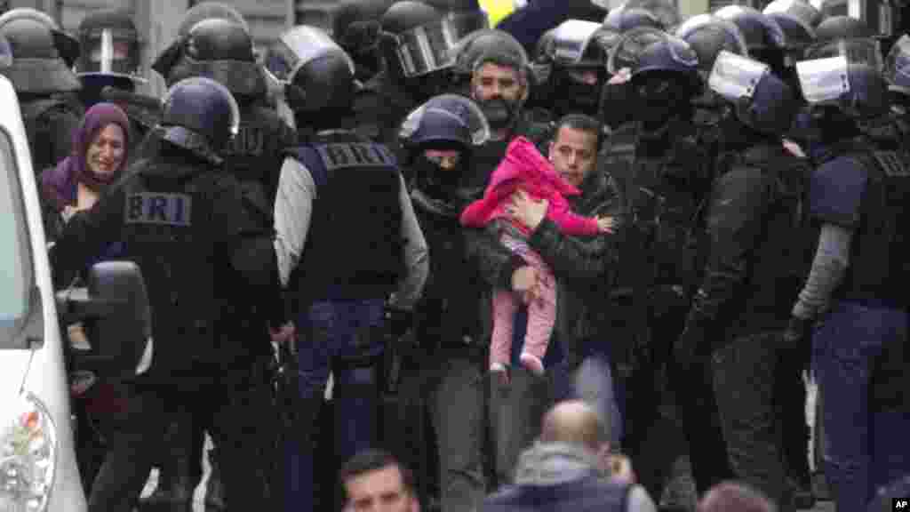 Des habitants évacués pendant l'assaut à Saint-Denis, en France, 18 novembre 2015.
