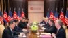 지난 2018년 6월 싱가포르에서 열린 도널드 트럼프 미국 대통령과 김정은 북한 국무위원장의 1차 정상회담에 미국 측에서는 존 켈리 전 백악관 비서실장과 존 볼튼 전 백악관 국가안보보좌관, 마이크 폼페오 국무장관이 배석했다.
