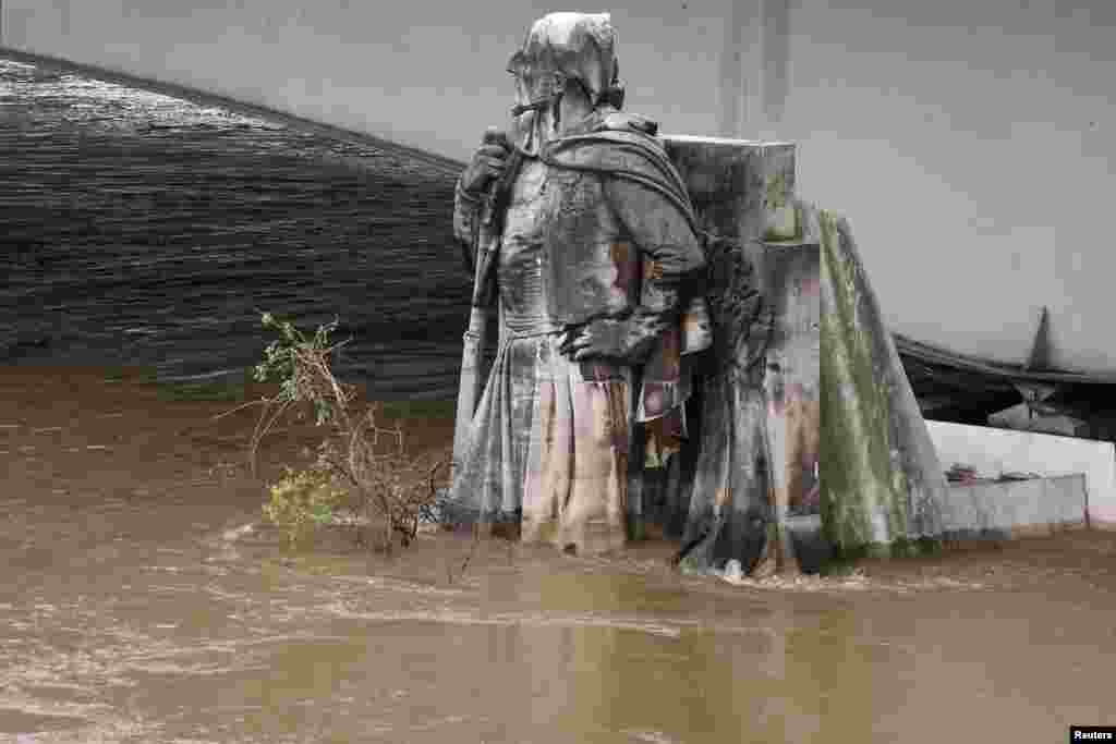 Patung Zouave di Pont de l'Alma tergenang banjir akibat meluapnya sungai Seine di Paris, Perancis.