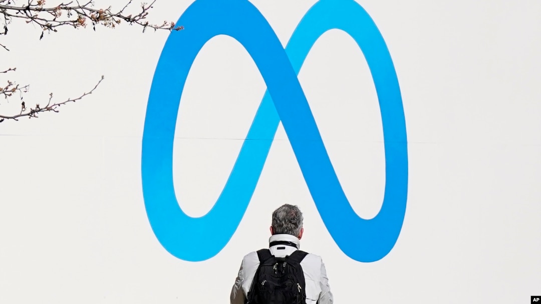 ARHIVA - Logo kompanije Meta ispred sjedišta u Kaliforniji (Foto: AP/Jeff Chiu)