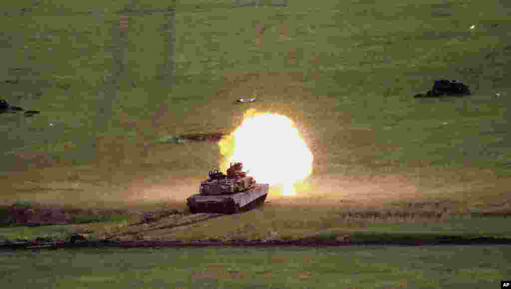 Tembakan tank M1A2 Abrams buatan AS pada latihan militer bersama di pangkalan Vaziani, di luar ibukota Tbilisi, Georgia.