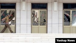 한국이 제안한 군사회담 개최일이 이틀 앞으로 다가온 19일 판문점에서 북한 경비병이 경계 근무를 서고 있다. 북한 측은 한국 정부의 군사당국회담과 적십자회담 제의에 대해 아무런 반응을 내놓지 않고 있다.