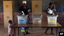 FILE: Abanye abantu abavote eKwekwe esabelweni seNkabazwe ngomnyaka ka2018. (AP Photo/Jerome Delay)