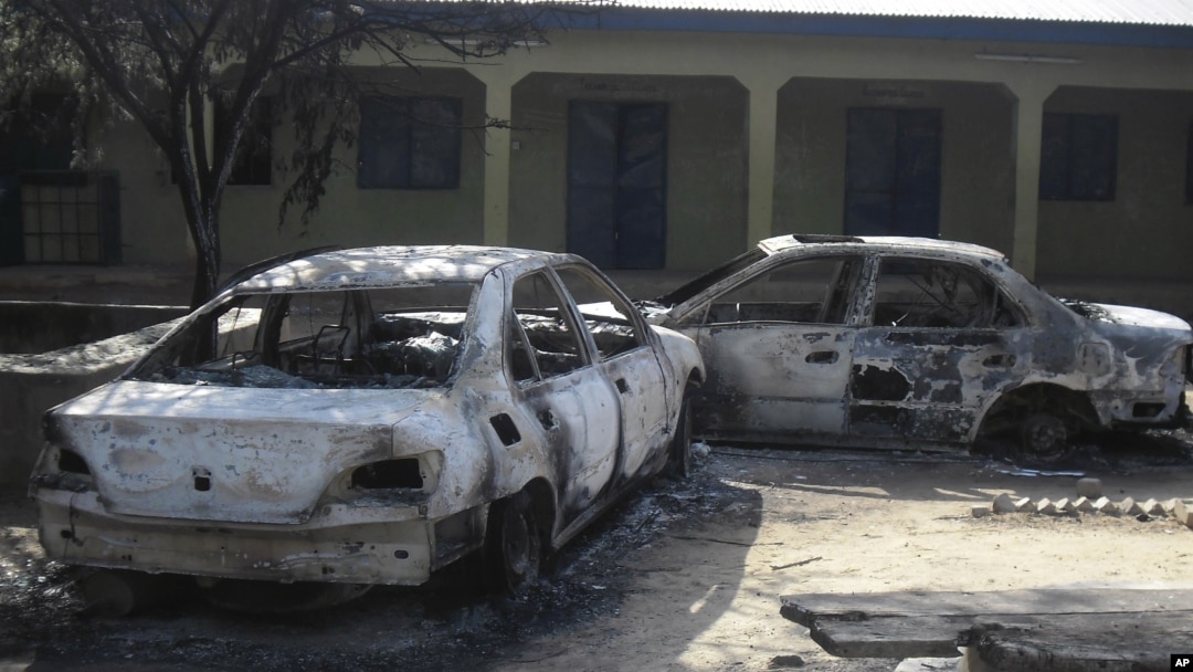 Motocin da aka kona a wurin koyon sana'a dake garin Potiskum a Jihar Yobe, asabar 20 Oktoba, 2012. Ana zargin Boko Haram da kai harin