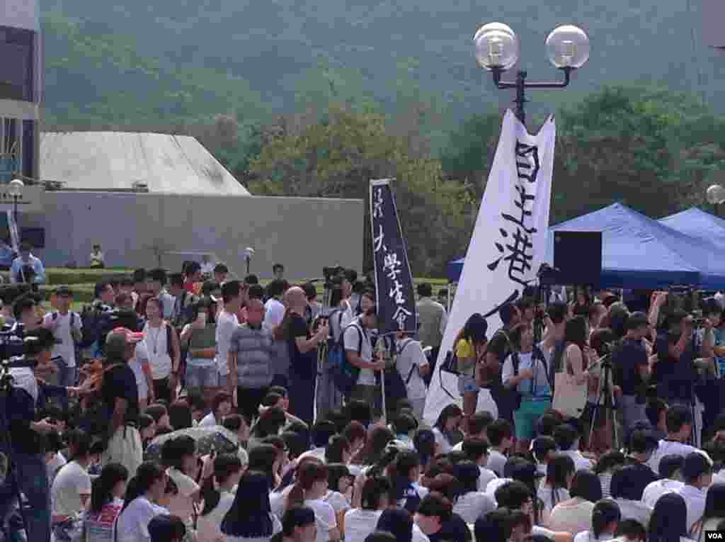 Students rally at the Chinese University of Hong Kong, in Hong Kong, Sept. 22, 2014. (Hai Yan / VOA)