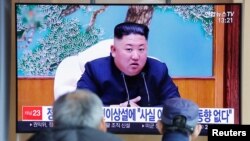 南韓民眾觀看電視新聞介紹北韓領導人金正恩的消息。(2020年4月21日)